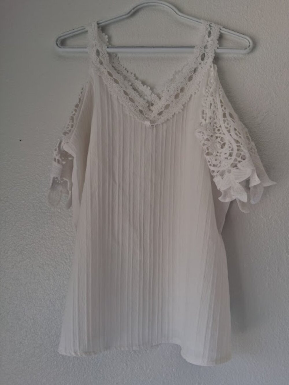 Lace cold-shoulder women's size L white Blouse